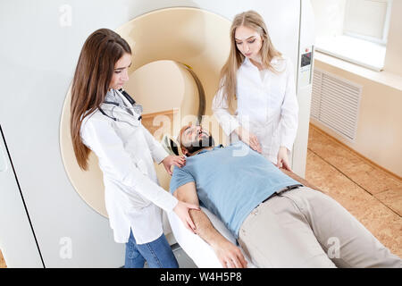 Gerne Patienten, die sich einer MRT-Untersuchung im Krankenhaus Stockfoto