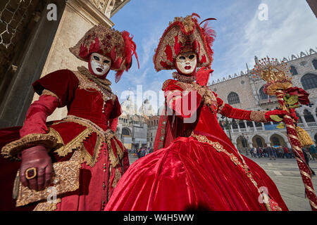Venezianische Masken in rot Kostüme in Venedig Italien. Stockfoto