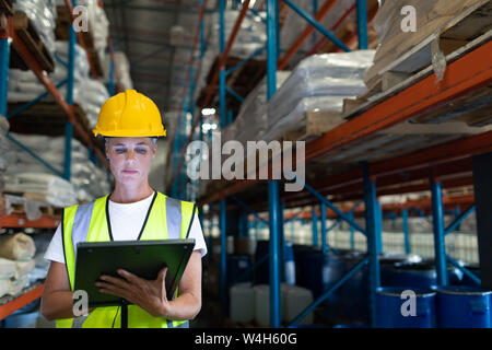 Weibliche mit digitalen Tablet im Lager Personal Stockfoto