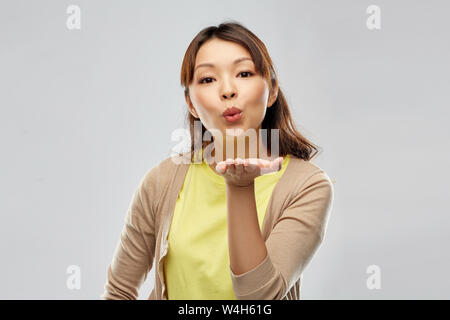 Junge asiatische Frau senden Schlag kiss Stockfoto