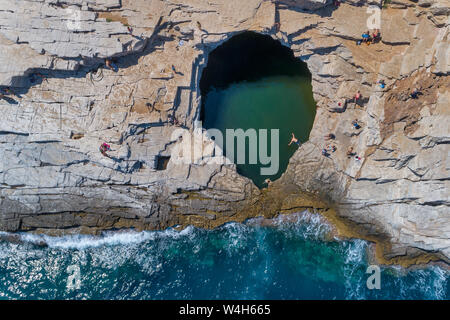 Luftaufnahme von Touristen Baden in der Giola. Giola ist ein natürlicher Pool in Thassos, Griechenland Stockfoto