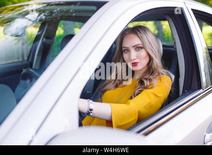 Eine junge hübsche Mädchen ist ein Auto fahren. Stockfoto