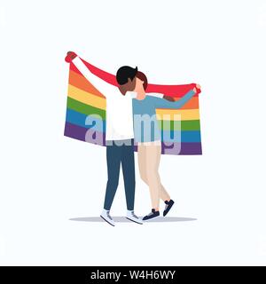 Mix Race Paar schwule Holding lgbt Regenbogen Flagge love parade Pride Festival Konzept zwei lächelnde Kerle umarmen Küssen männlichen Zeichentrickfiguren voll Stock Vektor