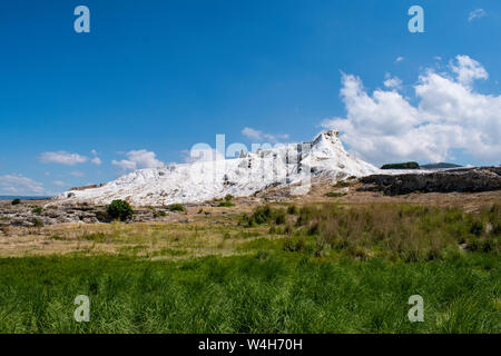 Türkei: Panoramablick von Travertin Terrassen von Pamukkale (Baumwolle), natürlichen Standort Sedimentgestein durch Wasser aus den heißen Quellen hinterlegt Stockfoto