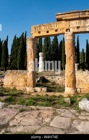 Türkei: Blick auf die Latrine auf Kriegslisten des Frontinus Street, der Hauptstraße in die römische Stadt Hierapolis (heilige Stadt), die sich auf die heißen Quellen in der klassischen Phrygien Stockfoto