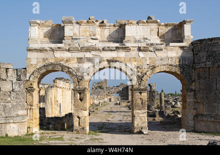 Türkei: die Kriegslisten des Frontinus Tor, der monumentale Eingang in die römische Stadt Hierapolis (heilige Stadt), die sich auf die heißen Quellen in der klassischen Phrygien Stockfoto