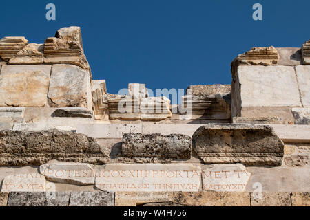 Türkei: die Kriegslisten des Frontinus Tor, der monumentale Eingang in die römische Stadt Hierapolis (heilige Stadt), die sich auf die heißen Quellen in der klassischen Phrygien Stockfoto