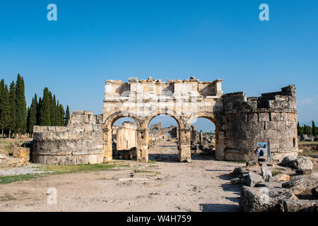 Türkei: die Kriegslisten des Frontinus Tor, der monumentale Eingang in die römische Stadt Hierapolis (heilige Stadt), die sich auf die heißen Quellen in der klassischen Phrygien Stockfoto