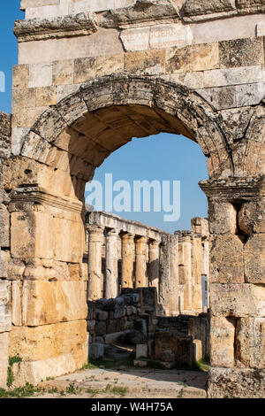 Türkei: die Kriegslisten des Frontinus Tor, der monumentale Eingang in die römische Stadt Hierapolis (heilige Stadt), die sich auf die heißen Quellen in der klassischen Phrygien Stockfoto