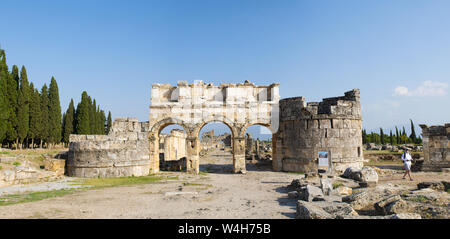 Türkei: die Kriegslisten des Frontinus Tor, der monumentale Eingang in die römische Stadt Hierapolis (heilige Stadt), die sich auf die heißen Quellen in der klassischen Phrygien Stockfoto