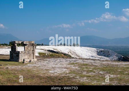 Türkei: ein Grab aus dem 2. Jahrhundert in der Nekropole von Hierapolis (heilige Stadt), die antike Stadt, deren Ruinen sind in der Nähe von modernes Pamukkale Stockfoto