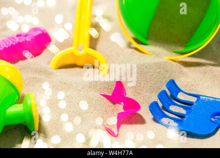 Nahaufnahme der sandspielzeug Kit im Sommer Strand Stockfoto