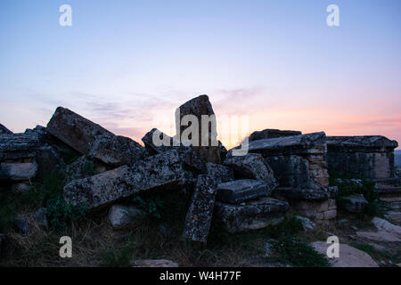 Türkei: Blick auf die Gräber der 1. und 2. Jahrhundert N.CHR. in der Nekropole von Hierapolis (heilige Stadt), die sich auf die heißen Quellen in der klassischen Phrygien Stockfoto