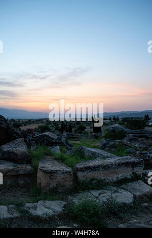 Türkei: Blick auf die Gräber der 1. und 2. Jahrhundert N.CHR. in der Nekropole von Hierapolis (heilige Stadt), die sich auf die heißen Quellen in der klassischen Phrygien Stockfoto