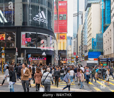 Massen von Menschen auf der Queen's Road, Central District, Hong Kong Island, Hong Kong, China Stockfoto