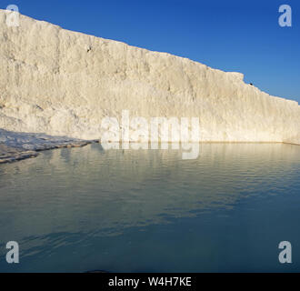 Türkei: Details der Calcium-Pools auf Travertin Terrassen von Pamukkale (Baumwolle), natürlichen Standort Sedimentgestein von heißen Quellen hinterlegt Stockfoto