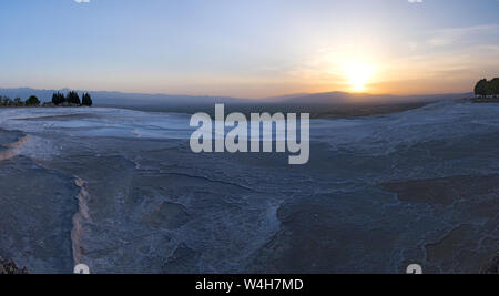 Türkei: Sonnenuntergang auf der Travertin Terrassen von Pamukkale (Baumwolle), natürlichen Standort Sedimentgestein durch Wasser aus den heißen Quellen hinterlegt, Stockfoto