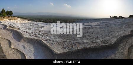 Türkei: Luftaufnahme der Travertin Terrassen von Pamukkale (Baumwolle), natürlichen Standort Sedimentgestein durch Wasser aus den heißen Quellen hinterlegt Stockfoto