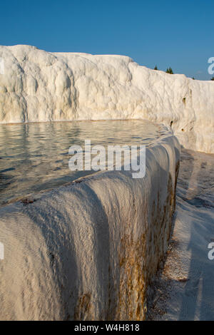 Türkei: Details der Calcium-Pools auf Travertin Terrassen von Pamukkale (Baumwolle), natürlichen Standort Sedimentgestein von heißen Quellen hinterlegt Stockfoto