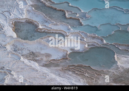 Türkei: Details der Calcium-Pools auf Travertin Terrassen von Pamukkale (Baumwolle), natürlichen Standort Sedimentgestein von heißen Quellen hinterlegt Stockfoto