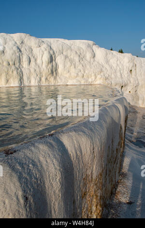 Türkei: Details der Calcium-Pools auf Travertin Terrassen von Pamukkale (Baumwolle), natürlichen Standort Sedimentgestein von heißen Quellen hinterlegt Stockfoto