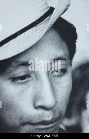 Feine schwarze und weiße Kunst Fotografie von den 1970er Jahren einer zerstreuten junger spanischer Mann mit dem Hut. Stockfoto
