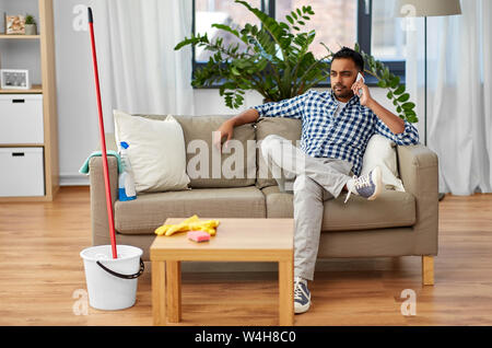 Menschen, die auf dem Smartphone nach der Reinigung home Stockfoto