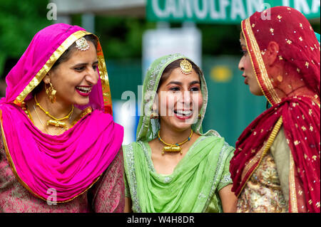 Gruppe von lächelnden Frauen tragen traditionelle indische Tracht Stockfoto