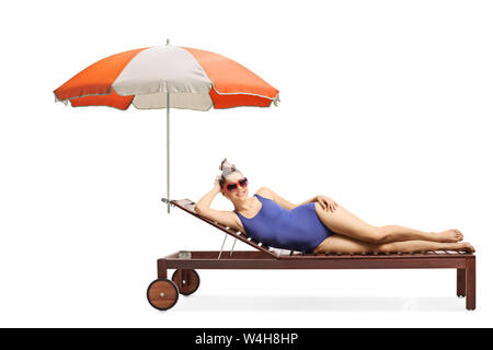 Volle Länge Schuss eine junge attraktive Frau Festlegung auf einer Sonnenliege auf weißem Hintergrund Stockfoto