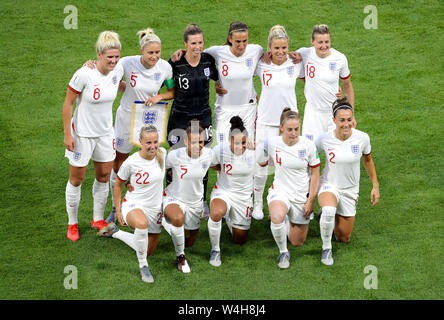 Englands (hintere Reihe von links nach rechts), Millie Helle, Steph Houghton, Carly Telford, Jill Scott, Rachel Daly, Ellen White, (vordere Reihe von links nach rechts) Beth Mead, Nikita Parris, Demi schürt, Keira Walsh und Lucy Bronze posieren für ein Foto vor dem Kick-off Stockfoto