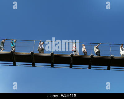 Moersdorf, Rheinland-Pfalz, Deutschland - 22. April 2019: viele Besucher auf eine der längsten Hängebrücken in Europa Stockfoto