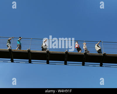 Moersdorf, Rheinland-Pfalz, Deutschland - 22. April 2019: viele Besucher auf eine der längsten Hängebrücken in Europa Stockfoto