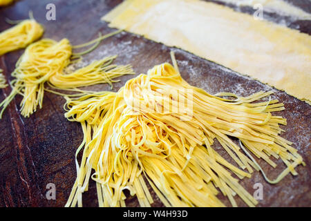 Der Küchenchef bereitet die Paste für die Besucher. Stockfoto