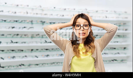 Frau Gläser halten auf Optik Store zu Kopf Stockfoto