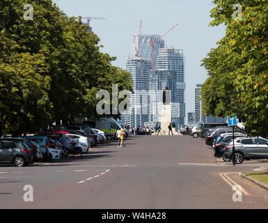 London, Großbritannien. 23. Juli, 2019. Die Menschen genießen die heißen Wetter und einen fantastischen Blick auf London Greenwich Park. Die Prognose ist für die ungewöhnlich hohen Temperaturen steigen im Laufe der Woche weiter. Die Temperatur war 33 C Mittags mit strahlendem Sonnenschein und blauer Himmel. Credit: Keith Larby/Alamy leben Nachrichten Stockfoto