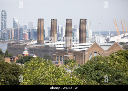 London, Großbritannien. 23. Juli, 2019. Die Menschen genießen die heißen Wetter und einen fantastischen Blick auf London Greenwich Park. Die Prognose ist für die ungewöhnlich hohen Temperaturen steigen im Laufe der Woche weiter. Die Temperatur war 33 C Mittags mit strahlendem Sonnenschein und blauer Himmel. Credit: Keith Larby/Alamy leben Nachrichten Stockfoto