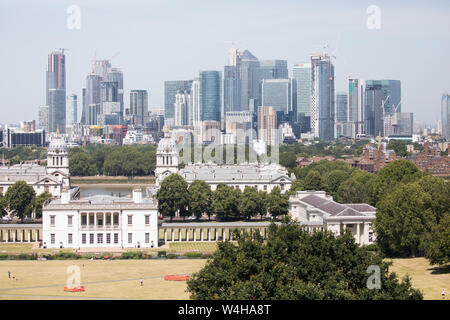 London, Großbritannien. 23. Juli, 2019. Die Menschen genießen die heißen Wetter und einen fantastischen Blick auf London Greenwich Park. Die Prognose ist für die ungewöhnlich hohen Temperaturen steigen im Laufe der Woche weiter. Die Temperatur war 33 C Mittags mit strahlendem Sonnenschein und blauer Himmel. Credit: Keith Larby/Alamy leben Nachrichten Stockfoto