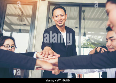 Nahaufnahme des Stack die Hände von Geschäftsleuten melden Sie Hand zusammen. Geschäftsleute Teamarbeit Zusammenarbeit Bezug Konzept. Stockfoto