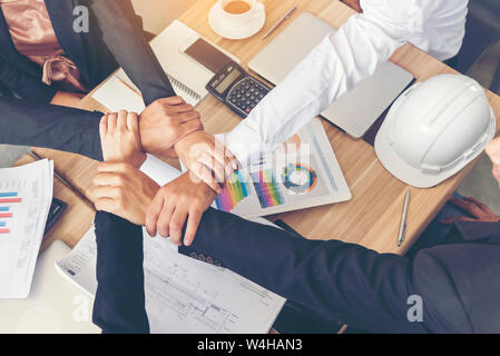 Kaufmann und Techniker arbeiten Hand Geschäft Leute melden Sie Hand zusammen. Teamwork Konzept. Stockfoto