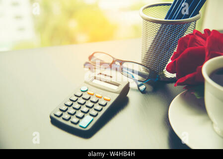 Bürobedarf mit Bleistift Taschenrechner, Gläser, Tasse Kaffee mit kopieren. office Material. Stockfoto