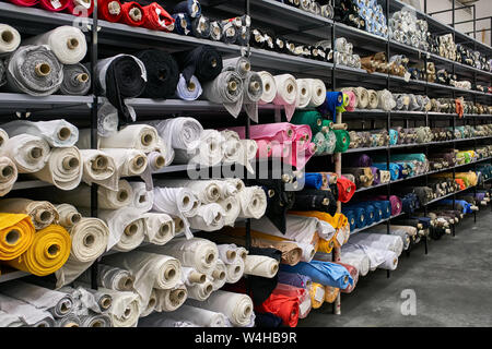 Fabric Lager mit vielen bunten Textilien Rollen Stockfoto