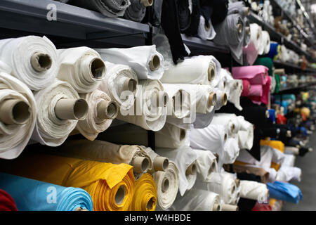 Fabric Lager mit vielen bunten Textilien Rollen Stockfoto