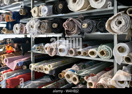 Fabric Lager mit vielen bunten Textilien Rollen Stockfoto