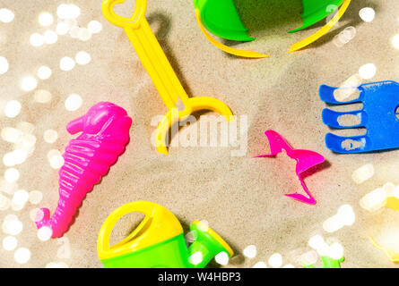 Nahaufnahme der sandspielzeug Kit im Sommer Strand Stockfoto