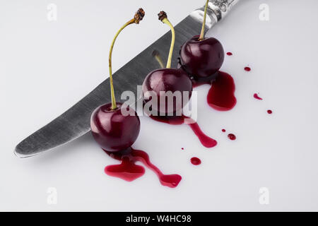 Natürliche cherry schneidet die alte Messer oreginalny Konzept. Ansicht von oben und an der Seite. Stockfoto