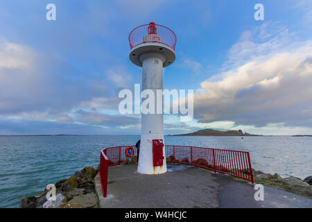 Ein Beacon ist am Eingang in den Hafen von Howth Howth, Irland Stockfoto