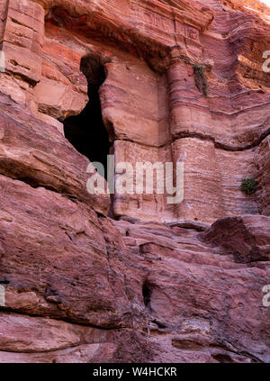 Eine der vielen Tempeln und Gräbern in Petra archäologische Stätte Stockfoto