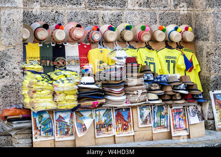 Kolumbien Cartagena Old Walled City Center Zentrum Straße Verkäufer Anzeige Verkauf typische gewebte Strohhüte T-Shirts T-Shirts Souvenirs Volkskunst Sehenswürdigkeiten Stockfoto