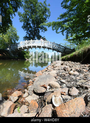 23 Juli 2019, Sachsen-Anhalt Wörlitz: Wörlitzer Park ein Teil des Kanals liegt trocken vor der Brücke. Das Wasser wurde bereits mit einem halben Meter auf Grund der Witterungsbedingungen gesunken. Dies bedeutet, dass die Gondeln mit den Besuchern noch den großen See navigieren, aber nicht mehr die Kanäle. Foto: Waltraud Grubitzsch/dpa-Zentralbild/dpa Stockfoto