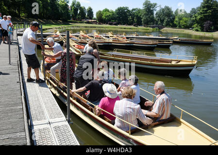 23 Juli 2019, Sachsen-Anhalt Wörlitz: Aufgrund der geringen Wasserstand in den Wörlitzer Park, provisorischen Gehwege sind an der Gondel Stationen für Ein- und Ausstiegshilfe installiert. Das Wasser wurde bereits mit einem halben Meter auf Grund der Witterungsbedingungen gesunken. Dies bedeutet, dass die Gondeln mit den Besuchern navigieren können den großen See, aber nicht mehr die Kanäle. Foto: Waltraud Grubitzsch/dpa-Zentralbild/dpa Stockfoto